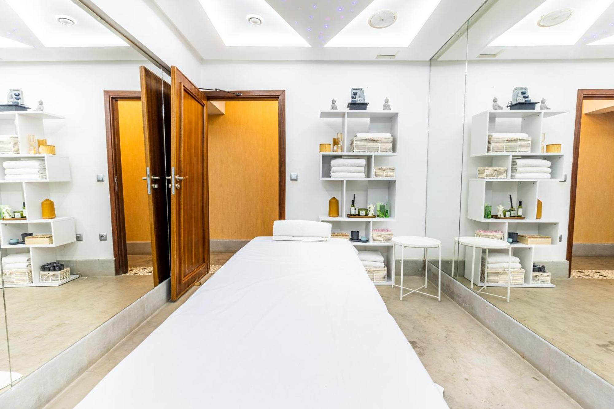 One Hotel Казабланка Екстериор снимка Treatment room at the Harley Street Clinic