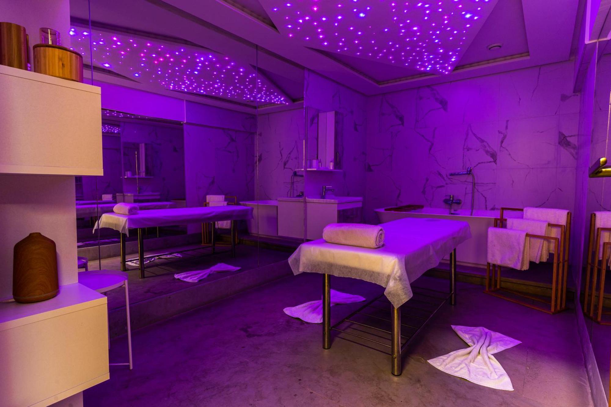 One Hotel Казабланка Екстериор снимка A massage parlour in Hong Kong