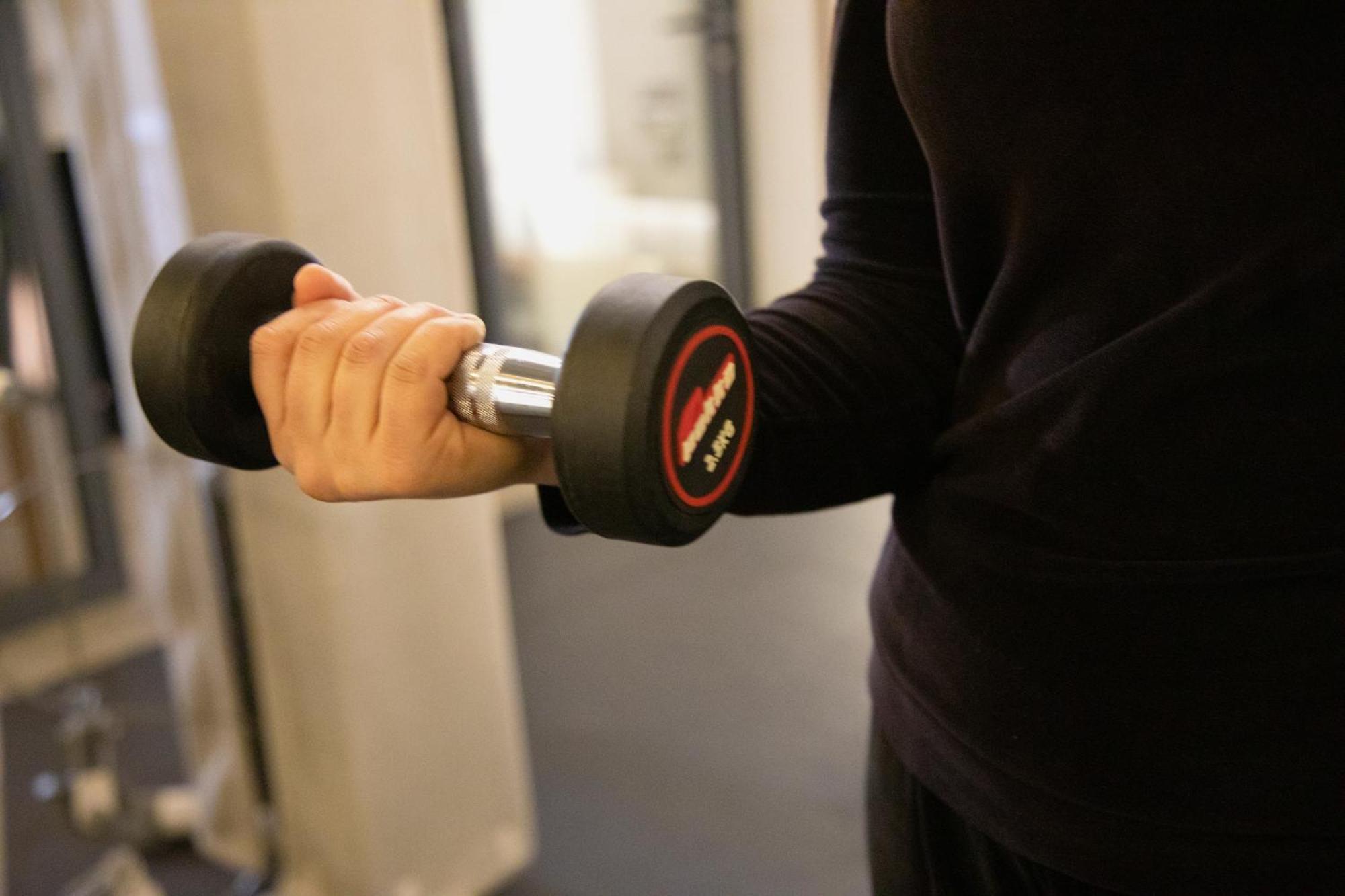 One Hotel Казабланка Екстериор снимка A man lifting a dumbbell
